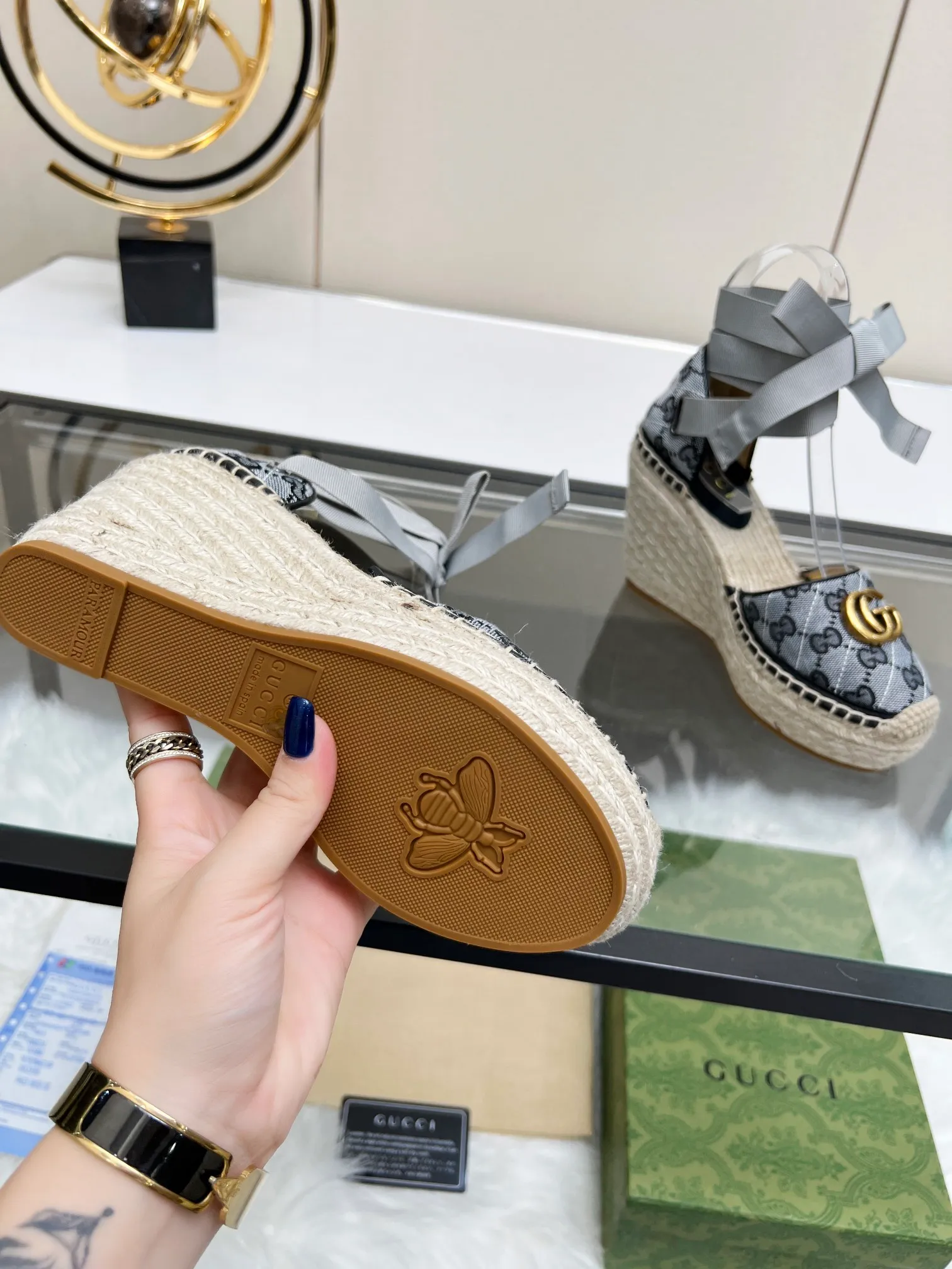 👟👟Ex-factory price 440👟👟 GUCCI wedge fisherman sandals, thick-soled straw, high-end quality, fabric: double G fabric, electric embroidery, lining: mixed sheepskin lining, yardage: 35～42, color: black and gray. Dear new and old customers, the picture has been updated, please transfer the image to change. The upgraded version of the wedge heel currently has more than 40 colors. Transfer the image and sell it.